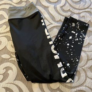 EUC Under Armour Girls Youth Leggings Size Small Black Splatter Paint Capri